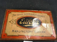 Antiek blik van de toffee-, karamel- en chocoladefabriek eureka (eureka rotterdam / the toffee-caramel & chocolate manufactory), waarschijnlijk geproduceerd in de vroege 20e eeuw door blikfabrikant bekkers dordrecht - afbeelding 3 van  5