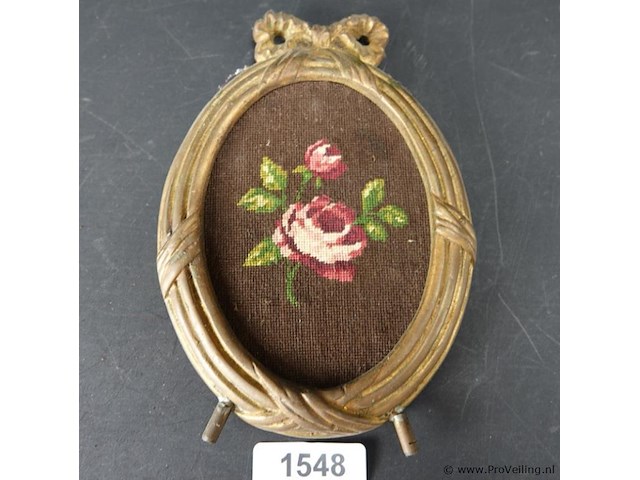 Antiek brons/messing lijst met borduurwerk - afbeelding 1 van  5