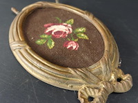 Antiek brons/messing lijst met borduurwerk - afbeelding 3 van  5