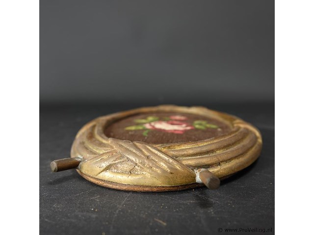 Antiek brons/messing lijst met borduurwerk - afbeelding 4 van  5