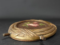 Antiek brons/messing lijst met borduurwerk - afbeelding 4 van  5