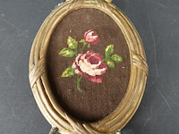 Antiek brons/messing lijst met borduurwerk