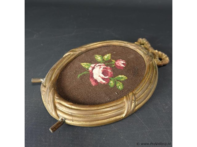 Antiek brons/messing lijst met borduurwerk - afbeelding 2 van  5