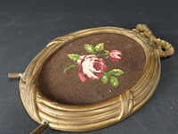 Antiek brons/messing lijst met borduurwerk - afbeelding 2 van  5