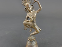 Antiek bronzen tafelbelletje met een apsara-danseres - afbeelding 1 van  5