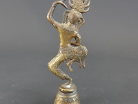 Antiek bronzen tafelbelletje met een apsara-danseres - afbeelding 2 van  5
