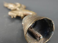 Antiek bronzen tafelbelletje met een apsara-danseres - afbeelding 3 van  5