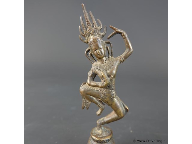 Antiek bronzen tafelbelletje met een apsara-danseres - afbeelding 4 van  5
