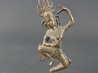 Antiek bronzen tafelbelletje met een apsara-danseres - afbeelding 4 van  5