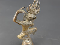 Antiek bronzen tafelbelletje met een apsara-danseres - afbeelding 5 van  5