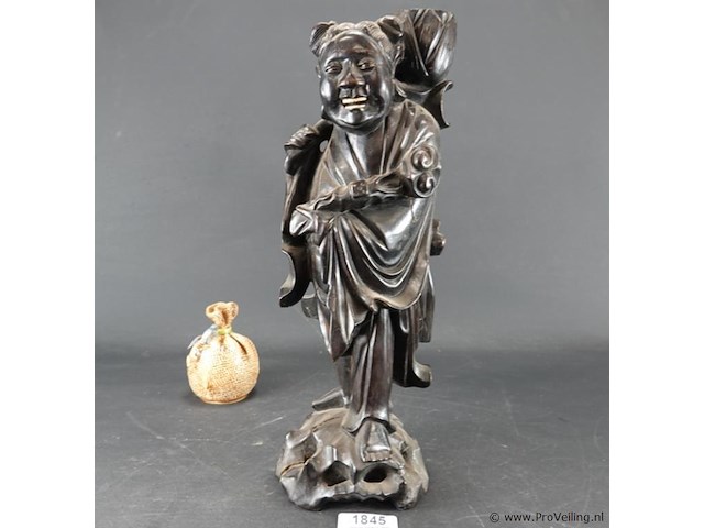 Antiek chinees houten beeldhouwwerk, mogelijk een afbeelding van een van de acht onsterfelijken zoals lan caihe - afbeelding 1 van  5