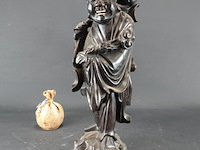 Antiek chinees houten beeldhouwwerk, mogelijk een afbeelding van een van de acht onsterfelijken zoals lan caihe - afbeelding 1 van  5