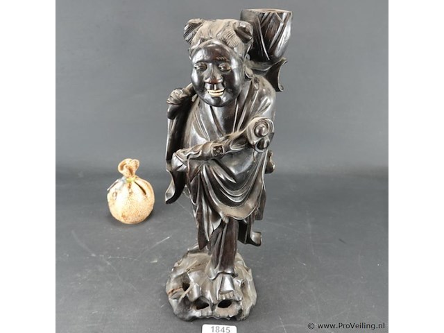 Antiek chinees houten beeldhouwwerk, mogelijk een afbeelding van een van de acht onsterfelijken zoals lan caihe - afbeelding 2 van  5