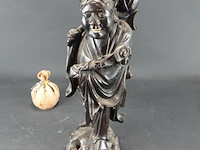 Antiek chinees houten beeldhouwwerk, mogelijk een afbeelding van een van de acht onsterfelijken zoals lan caihe - afbeelding 2 van  5