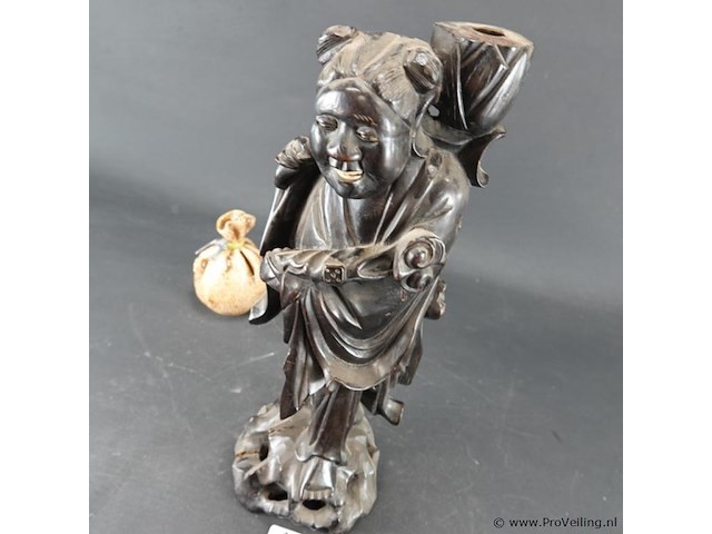 Antiek chinees houten beeldhouwwerk, mogelijk een afbeelding van een van de acht onsterfelijken zoals lan caihe - afbeelding 3 van  5