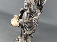 Antiek chinees houten beeldhouwwerk, mogelijk een afbeelding van een van de acht onsterfelijken zoals lan caihe - afbeelding 3 van  5