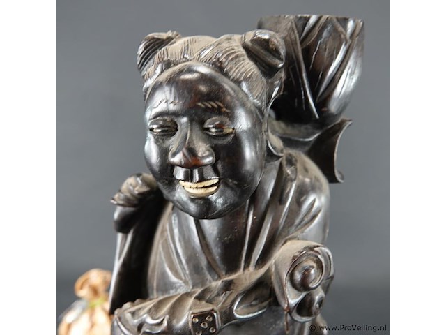 Antiek chinees houten beeldhouwwerk, mogelijk een afbeelding van een van de acht onsterfelijken zoals lan caihe - afbeelding 4 van  5