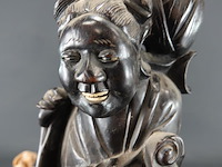 Antiek chinees houten beeldhouwwerk, mogelijk een afbeelding van een van de acht onsterfelijken zoals lan caihe - afbeelding 4 van  5