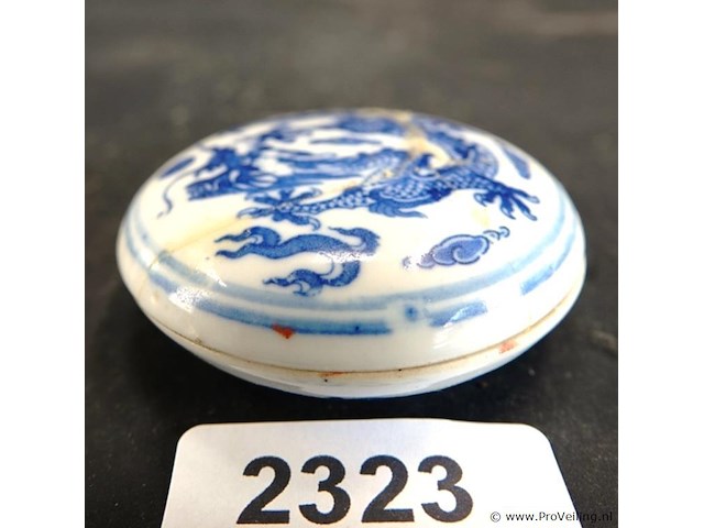 Antiek chinees porseleinen inktbakje met een blauw-wit drakenontwerp, vaak gebruikt voor traditionele rode stempelinkt. - afbeelding 1 van  5