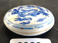 Antiek chinees porseleinen inktbakje met een blauw-wit drakenontwerp, vaak gebruikt voor traditionele rode stempelinkt. - afbeelding 1 van  5