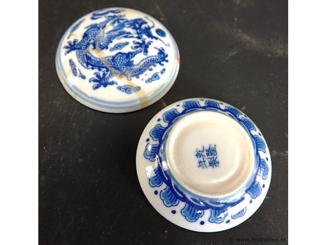 Antiek chinees porseleinen inktbakje met een blauw-wit drakenontwerp, vaak gebruikt voor traditionele rode stempelinkt. - afbeelding 3 van  5