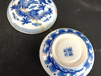 Antiek chinees porseleinen inktbakje met een blauw-wit drakenontwerp, vaak gebruikt voor traditionele rode stempelinkt. - afbeelding 3 van  5