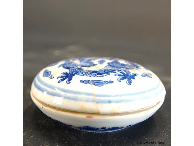 Antiek chinees porseleinen inktbakje met een blauw-wit drakenontwerp, vaak gebruikt voor traditionele rode stempelinkt. - afbeelding 4 van  5