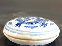 Antiek chinees porseleinen inktbakje met een blauw-wit drakenontwerp, vaak gebruikt voor traditionele rode stempelinkt. - afbeelding 4 van  5