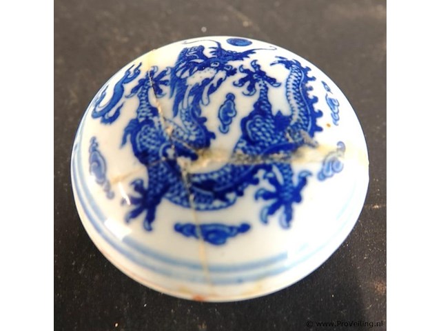 Antiek chinees porseleinen inktbakje met een blauw-wit drakenontwerp, vaak gebruikt voor traditionele rode stempelinkt. - afbeelding 5 van  5