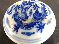 Antiek chinees porseleinen inktbakje met een blauw-wit drakenontwerp, vaak gebruikt voor traditionele rode stempelinkt. - afbeelding 5 van  5