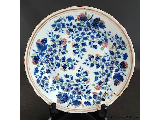 Antiek chinese porseleinen bord uit de 18e-eeuwse kangxi-periode. gedecoreerd met blauw-wit bloemmotieven en een gegolfde rand. - afbeelding 2 van  5
