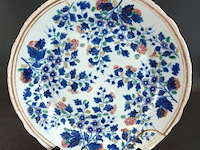 Antiek chinese porseleinen bord uit de 18e-eeuwse kangxi-periode. gedecoreerd met blauw-wit bloemmotieven en een gegolfde rand. - afbeelding 2 van  5