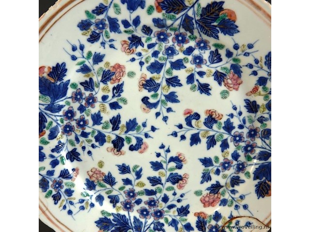 Antiek chinese porseleinen bord uit de 18e-eeuwse kangxi-periode. gedecoreerd met blauw-wit bloemmotieven en een gegolfde rand. - afbeelding 3 van  5