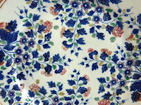 Antiek chinese porseleinen bord uit de 18e-eeuwse kangxi-periode. gedecoreerd met blauw-wit bloemmotieven en een gegolfde rand. - afbeelding 3 van  5