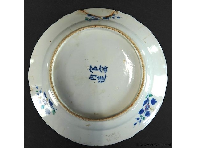 Antiek chinese porseleinen bord uit de 18e-eeuwse kangxi-periode. gedecoreerd met blauw-wit bloemmotieven en een gegolfde rand. - afbeelding 5 van  5
