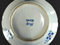 Antiek chinese porseleinen bord uit de 18e-eeuwse kangxi-periode. gedecoreerd met blauw-wit bloemmotieven en een gegolfde rand. - afbeelding 5 van  5