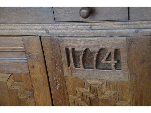 Antiek eiken houten kast 2 deuren en 1 lade met opzet afm. 145x50x200 met scultuur 1774 - afbeelding 4 van  8