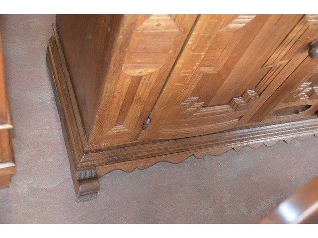 Antiek eiken houten kast 2 deuren en 1 lade met opzet afm. 145x50x200 met scultuur 1774 - afbeelding 8 van  8