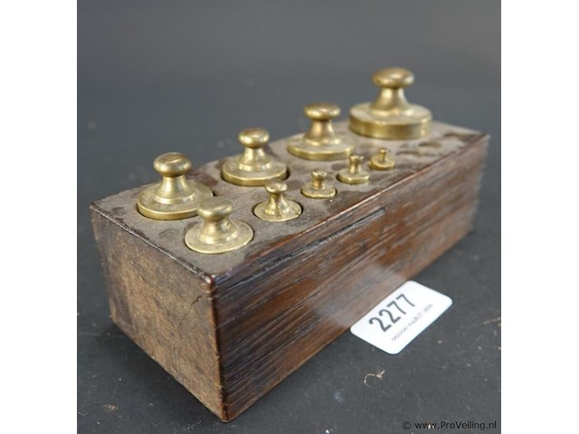 Antiek gewichtenblok een set bijbehorende bronzen knopgewichten - afbeelding 1 van  5