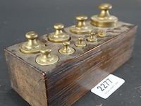 Antiek gewichtenblok een set bijbehorende bronzen knopgewichten - afbeelding 1 van  5
