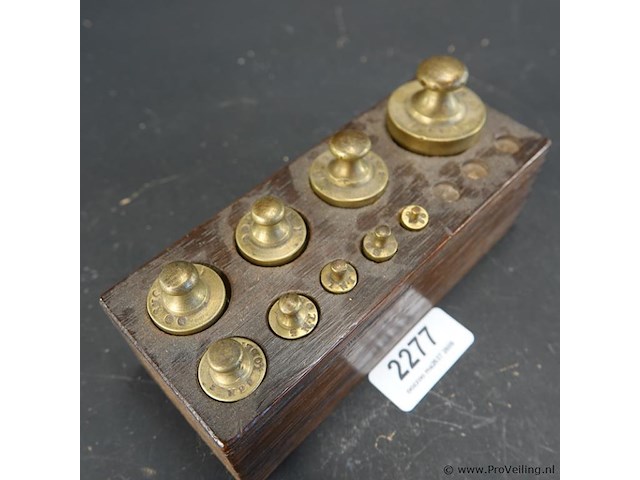 Antiek gewichtenblok een set bijbehorende bronzen knopgewichten - afbeelding 2 van  5