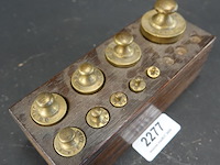 Antiek gewichtenblok een set bijbehorende bronzen knopgewichten - afbeelding 2 van  5
