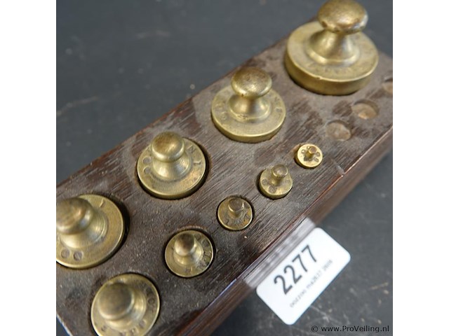 Antiek gewichtenblok een set bijbehorende bronzen knopgewichten - afbeelding 3 van  5