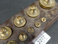 Antiek gewichtenblok een set bijbehorende bronzen knopgewichten - afbeelding 3 van  5