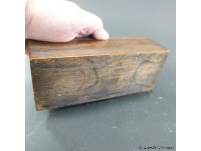 Antiek gewichtenblok een set bijbehorende bronzen knopgewichten - afbeelding 5 van  5