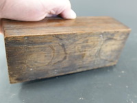 Antiek gewichtenblok een set bijbehorende bronzen knopgewichten - afbeelding 5 van  5