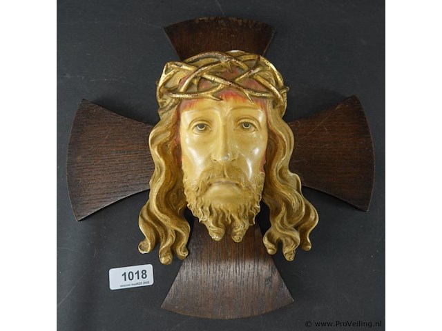 Antiek houten kruisbeeld met een polychroom handbeschilderd hoofd van jezus christus met een doornenkroon - afbeelding 1 van  5