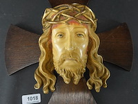 Antiek houten kruisbeeld met een polychroom handbeschilderd hoofd van jezus christus met een doornenkroon - afbeelding 1 van  5