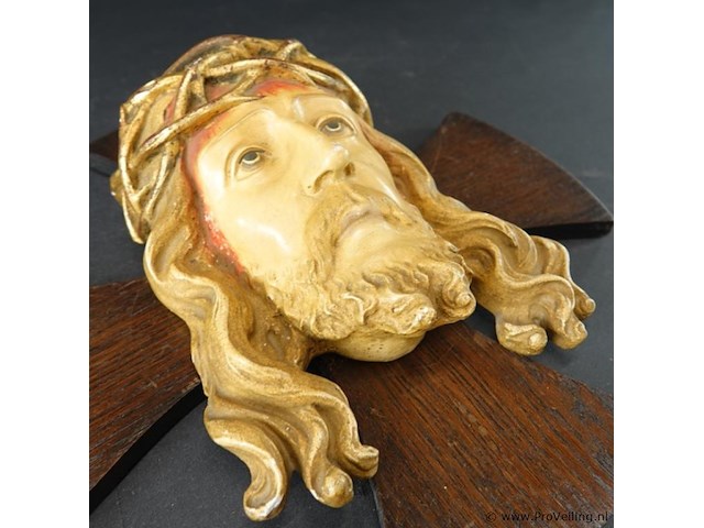 Antiek houten kruisbeeld met een polychroom handbeschilderd hoofd van jezus christus met een doornenkroon - afbeelding 2 van  5