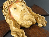 Antiek houten kruisbeeld met een polychroom handbeschilderd hoofd van jezus christus met een doornenkroon - afbeelding 2 van  5